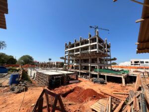 Obra predial em fase de construção