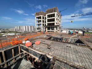 Estrutura de prédio comercial em desenvolvimento