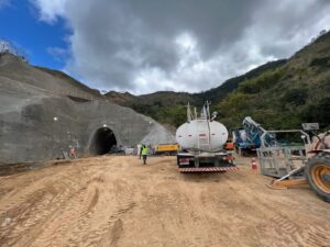 Obra de túnel em fase de escavação